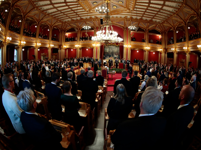 Hele salen står under seremonien. Foto: Lise Åserud / NTB scanpix